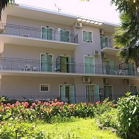 Lola's 3 Aparthotel *