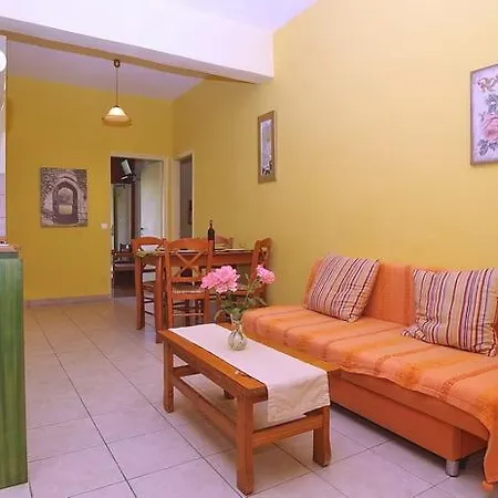 Aparthotel Lola's 3 *