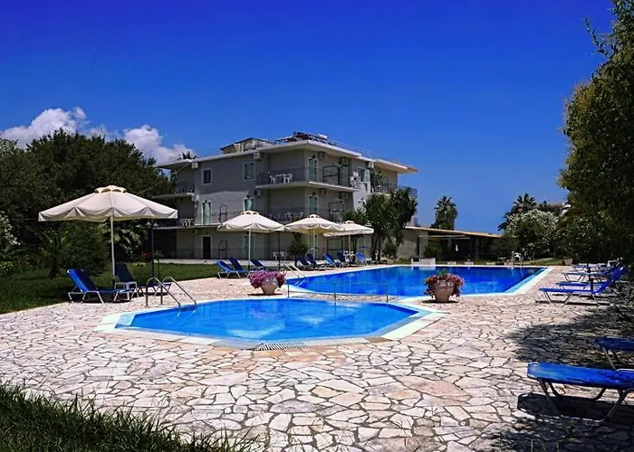 Lola's 3 *