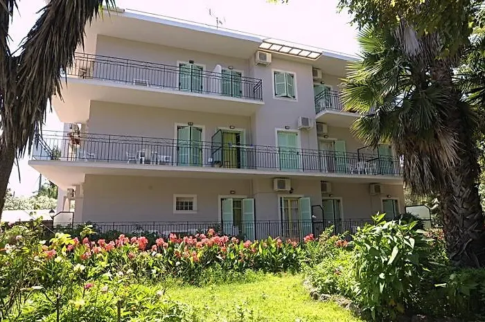 Lola's 3 Aparthotel *