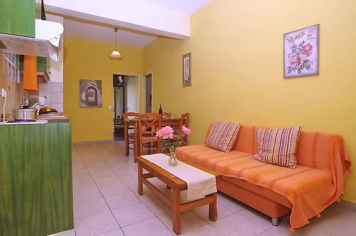 Aparthotel Lola's 3 *
